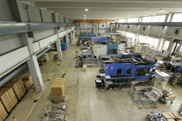 射出成形機が並ぶ株式会社NAITOの本社第一工場