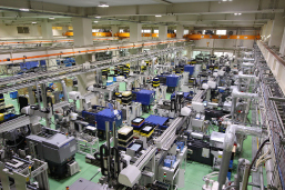 大型・小型の射出成形機が並ぶ株式会社NAITOの本社第二工場