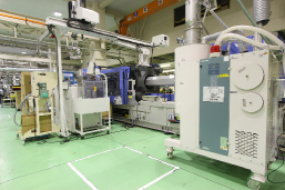 大型・小型の射出成形機が並ぶ株式会社NAITOの本社第二工場